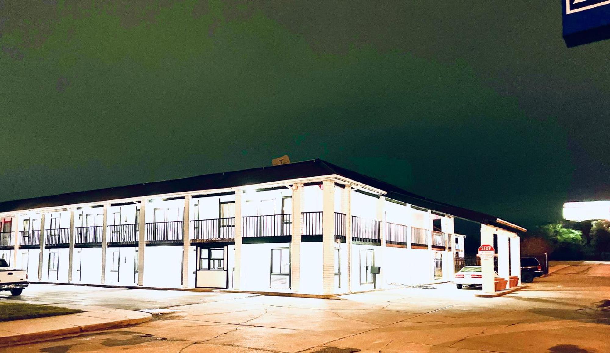 Economy Inn And Suites Tulsa Exterior foto